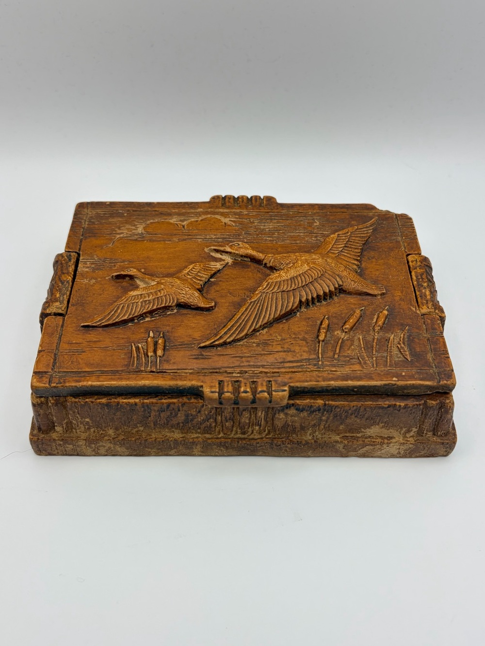 Vintage mid-century faux bois molded wood trinket box with ducks. 🦆